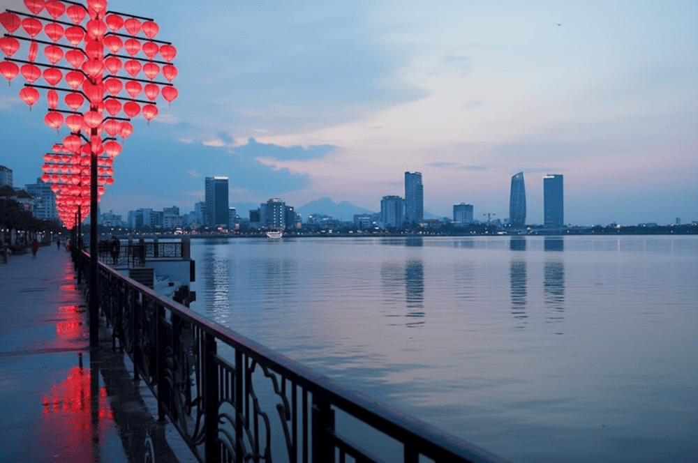 Love Bridge Da Nang with glowing heart-shaped lanterns at night (Source: Internet)